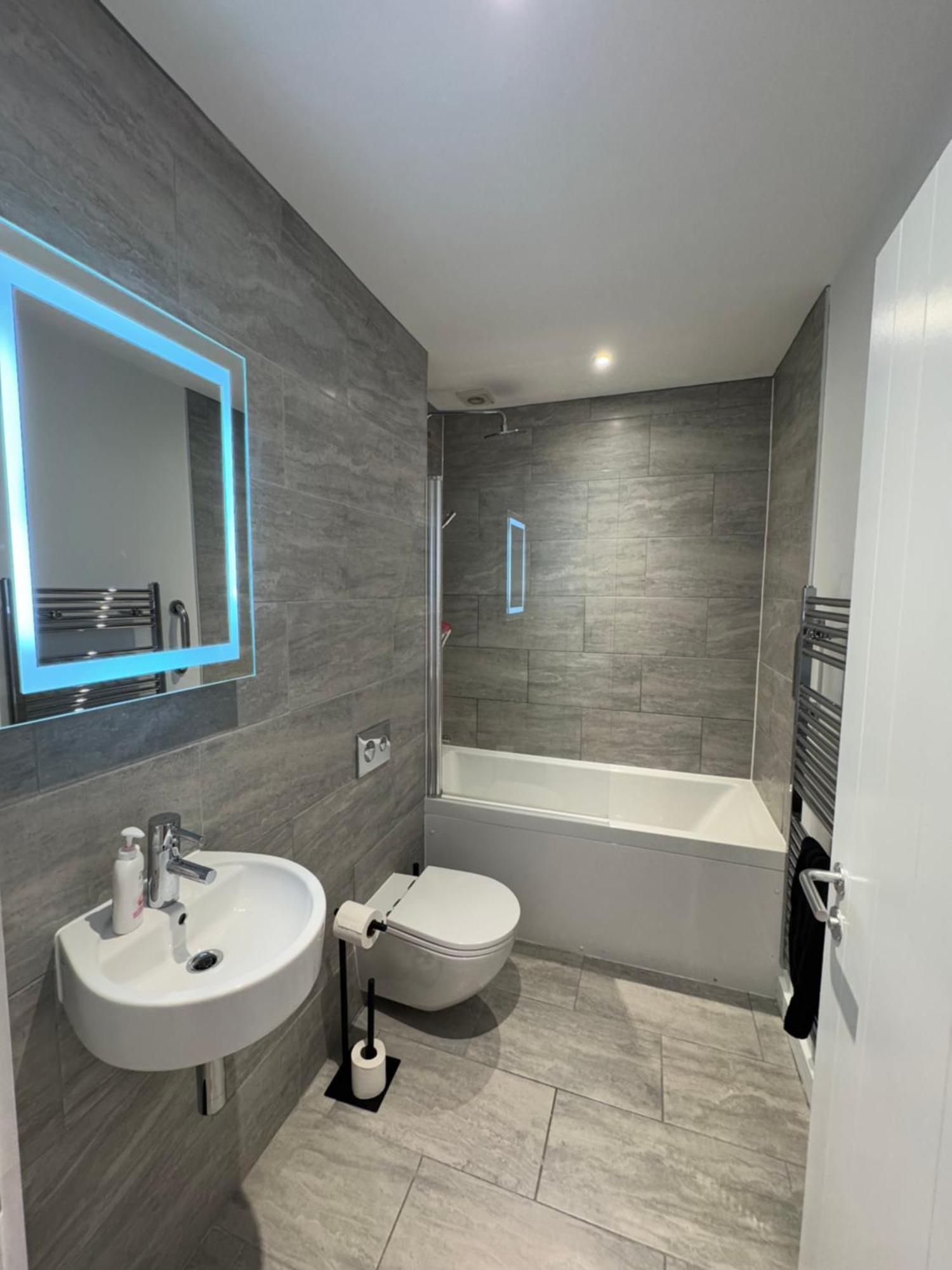 Central, Modern And Peaceful, Lovely Cathedral Views, Two-Bed Apartment With 40" Smart Tv & Free Onsite Parking Lincoln Esterno foto